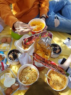 Picnic Ramen With Friends, Picnic With Friends Aesthetic, Friends Pov, Food For Picnic, Korean Picnic, Ramen Party, Japanese Picnic, Fall Sleepover