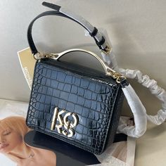 (New+Tag In Plastic) Michael Kors Convertible Flap Shoulder Crossbody Croc Leather Black Size 7.5 Width X 6 Height X 2.5 Depth Inch Gold Hardware Top Handle Adjustable Long Strap Kate Spade Outlet, Kate Spade Shoulder Bag, High Fashion Outfits, Croc Leather, Stylish Shoulder Bag, Designer Shoulder Bags, Classic Leather, Kate Spade Bag, Chanel Handbags