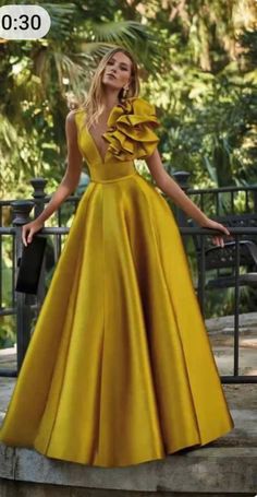 Gold Evening Gown, Formal Wedding Guests, Modest Prom, Afrikaanse Mode, Evening Dresses Online, Cheap Evening Dresses, Dresses Formal Elegant, Dresses Modest, Evening Gowns Elegant