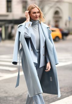 Blue Outfit Winter, Winter Outfits 2019, Monochromatic Fashion, New York Street Style, Monochromatic Outfit, Blue Coat, Monochrome Fashion, Karlie Kloss, Street Style Trends