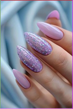 Glitter Tip Nail Designs, Fall Light Nails, Gelnagels Ideas, Nail Art Glitter Designs, Lilac And Pink Nails, Light Purple Nails With Glitter, One Glitter Nail, Nail Inspo Glitter, Purple Nails Glitter