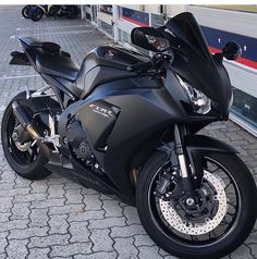 a black motorcycle parked in front of a building