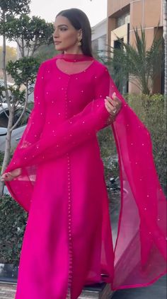 Pakistani Silk Dresses Style, Different Types Of Suits Design, Plain Indian Suits, Indian Designer Suits Party Wear Beautiful, Classy Indian Outfits, Pakistani Suits Party Wear, Excel Data Entry, Simple Indian Suits, Desi Fits