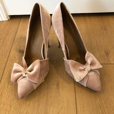 Nwot Blush Velvety Bow Heels, Uk Size 7, I Wear A 9 And These Fit Me Blush Pointed Toe Heels With 4-inch Heel, Chic Blush Heels With Pointed Toe, Pink Suede Heels With Pointed Toe, Chic Closed Toe Heels In Blush, Chic Closed Toe Blush Heels, Chic Blush High Heel Shoes, Chic Blush Closed Toe Heels, Chic Blush Round Toe Heels, Feminine Blush Closed Toe Heels