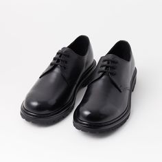 Specification Upper: CowhideLinning: CowhideOutsole: VibramInsole: Ortholite Black Leather Round Toe Laces Derby Shoes WILLIAM William was created in a casual shape with 3 holes in shoelaces. The round shape matches the casual outfit well. Both the outer and inner skin is made of cowhide which offers a comfortable ignition and strong durability Also, you can feel the completeness of the appearance. OrthoLite® foam’s open-cell PU technology is 95% to 100% breathable, allowing air to circulate in Casual Black Lace-up Dress Shoes, Black Lace-up Shoes With Vibram Sole, Black Lace-up Leather Shoes With Vibram Sole, Casual Closed Toe Leather Shoes For Streetwear, Black Lace-up Casual Dress Shoes, Black Casual Lace-up Dress Shoes, Casual Black Low-top Dress Shoes, Casual Round Toe Oxfords For Streetwear, Casual Black Lace-up Oxfords