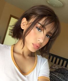 Trendy Bob Hairstyles, Bob Hairstyles With Bangs, Cute Short Haircuts, Short Brown Hair, Bob Haircut With Bangs, Short Straight Hair