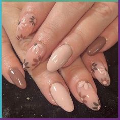 Autumn Nails Oval Shape, Autumn Tip Nails, Fall Flower Nails Acrylic, Pastel Autumn Nails, Fall Nail Designs Oval Shape, Floral Autumn Nails, Fall Nail Flower Designs, Simple Floral Nail Designs, Flower Fall Nails