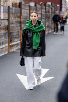 Poses Dress, Matching Skirt Set, Wide Leg Jeans Outfit, Modeling Poses, New York Street Style, Elegant Coats, Maxi Coat, Street Style Trends, Print Trends