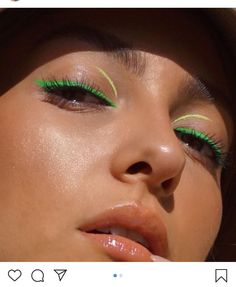 Pops Of Color Makeup, Two Tone Eyeliner, Water Eyeliner Looks, Pastel Eyeliner Looks, Colorful Eyeliner Looks, Fun Eyeliner Looks, Crazy Make Up, Smink Inspiration, Makijaż Smokey Eye