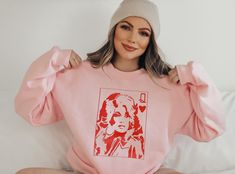 Dolly Parton Queen of Hearts Sweatshirt - Retro Country Music Icon Sweater Retro Country, Heart Sweatshirt, Music Icon, Queen Of Hearts, Country Music, Bachelorette Party