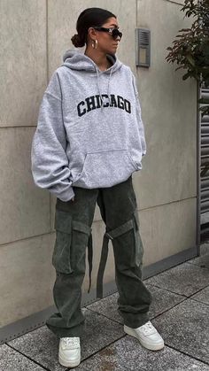 Beige Cargo Pants Outfit Street Style, Oversized Hoodie Outfit, Pakaian Hipster, Baggy Clothes, Tomboy Outfits, Tomboy Style Outfits, Looks Street Style, Outfit Trends, Streetwear Fashion Women