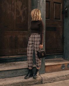 70  Stunning Dark Academia Outfits Female for Spring, Summer, Fall and Winter Academia Outfits Female, Psychology Outfits, Barista Outfit Aesthetic, Sarah Mantelin, Academia Romance, Brown Aesthetic Outfit, Barista Outfits