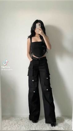 black shoes, black cargos, cargo pants, black pants, black crop top, outfit inspo, outfit ideas, outfit color palettes, fashion Black Crop Top Outfit, Black Cargos, Crop Top Outfit, Cargo Pants Black, Ideas Outfit, Top Outfit, Looks Street Style, Inspo Outfit, Looks Black