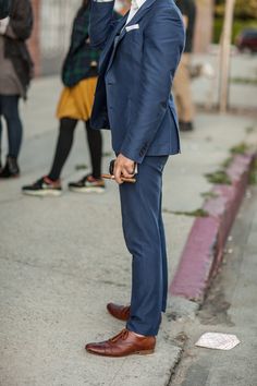 Sharp navy suit, brown shoes. Style Gentleman, Navy Dress Pants, Leather Oxford Shoes, Suit Style