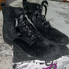 Brand New With Box No Lid Big Girls Size 5 Velvet Bow Combat Boots Cute Black High-top Boots, Cute Black Lace-up Boots, Girls Combat Boots, Velvet Bow, Kids Shoes, Combat Boots, Shoe Boots, Velvet, Brand New