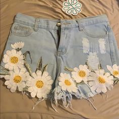 Daisy Cut Off Shorts Spring Day Out Jean Shorts, Cute White High Waist Bottoms, Trendy Short Shorts For Spring, Trendy Spring Jean Shorts, Trendy Spring Shorts, Trendy Shorts For Spring Vacation, Trendy Mid-rise Shorts For Spring, Cute Summer Denim Bottoms, Cute Denim Bottoms For Summer