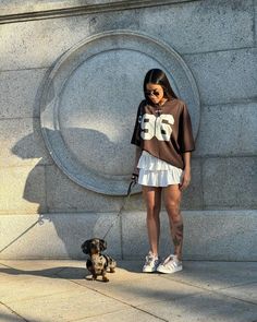 #aesthetic #moda #look #roupas #instagram #inspiration  #inspiração  #outfitoftheday  Outfit shoes ootd fashion ideias / look dia noite/ calor frio/ roupas casual feminina/ camiseta oversized / saia rodada tênis Short Overalls Outfit, Looks Adidas, Oversize Tshirt Outfits, Ny Outfits, Outfit Oversize, Fashion Fails, 30 Outfits, Looks Country, Woman Dresses