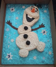 there is a cake made to look like a snowman