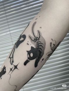 Kitty Tattoos, Petit Tattoo, Funky Tattoos, Sick Tattoo, Skeleton Tattoos, Flash Tattoo Designs, Cat Tattoo Designs, Spooky Tattoos, Spine Tattoos For Women