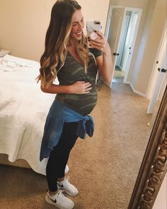 Love this style for when the bump starts to make more of an appearance! Pregnancy Outfits Casual, Pregnant Street Style, Bump Outfits, Pregnant Bride