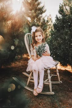 Xmas Photoshoot Ideas, Christmas Mini Sessions Outdoor, Tree Farm Pictures, Christmas Tree Farm Pictures, Christmas Tree Farm Mini Session, Christmas Photoshoot Kids, Xmas Photoshoot, Outdoor Christmas Photos, Tree Farm Photo Shoot