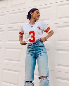 Chiefs Jersey Outfit Women, Outfits For Nfl Football Games, Chiefs Tailgate Outfit, Sports Party Outfit Women, Sporty Game Day Outfit, Modest Game Day Outfit, Chiefs Jersey Outfits, Jersey And Jeans Outfit Women, Cute Baseball Jersey Outfits For Women