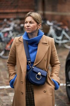 Blue And Brown Outfits For Women, Blue Coat Outfit, Cold Fashion, Fall Winter Trends, Fall Outfit Ideas, Copenhagen Fashion Week, Winter Trends, Looks Chic, Fashion Design Clothes