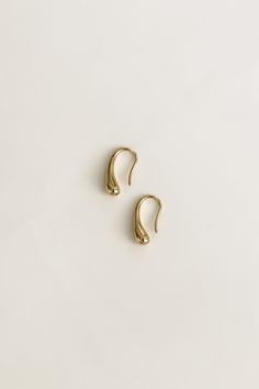 A minimalist essential—  perfect for bridal, bridesmaid, or everyday wear. Bold gold mixes with an effortless orb structure for a modern vibe with romantic undertones.   —   See below for additional details // Simple Gold Jewelry For Formal Occasions, Contemporary Bridal Jewellery, Clothes Wishlist, Sleek Updo, Bling Ring, Neutral Aesthetic, Stylish Work Attire, Jewellery Brand, Mens Items