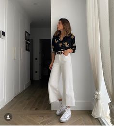 White Culottes Outfit, White Jeans Outfit Spring, White Pants Outfit Summer, Sneakers Outfit Work, Culottes Outfit, Jeans Outfit Spring, White Pants Outfit, Summer Pants Outfits