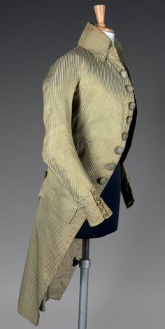 Bel habit rayé, époque Directoire, vers 1795. Pékin de soie à rayures en Gros de Tours vert acide, blanc et ardoise. Col haut à revers tombants, 9 boutons brodés en soie en damier «effet paille» sur le… - Maigret (Thierry de) - 24/03/2016 Directoire Fashion, Georgian Dress, Regency Clothing, Embroidered Buttons, Rococo Fashion, Contemporary Costumes