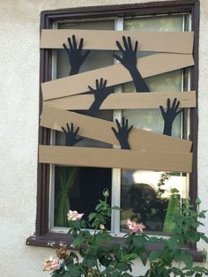 Easy DIY Halloween Decorations For Outdoor Yard - Spooky October Outdoors - RecipeMagik Spooky Diy Halloween Decor, Spooky October, Halloween Office, Halloween Decor Diy, Halloween Front Porch Decor