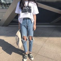 From Summer to Fall: Transitional Ripped Jeans Outfits Mode Ulzzang, Ripped Knee Jeans, Trendy Swimwear, Korean Fashion Trends, Outfit Trends, Tomboy Fashion, K Fashion, Korean Outfits