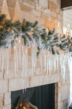 Fireplace Garland With Tv, Diy Winter Garland Ideas, Flocked Garland Mantle, Garland Decor Christmas, Christmas Fireplace Mantel Decor, Fireplace Christmas Garland, Winter Mantel Decorating Ideas, Fireplace Christmas Decorations, Christmas Garland Fireplace