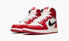 The Air Jordan 1 High OG GS “Lost and Found” is the youth sizing of the re-released original colorway of the retro basketball shoe that draws inspiration from the model’s vintage 1985 pairs.  The  “Lost and Found”  replicates the look and feel of the debut version of the “Chicago” from the ‘80s.  It features accurate-to-original panel shapes and colors, and an aged, vintage look.  Inspiration for the theme comes from the hunt of finding the original Jordan 1 “Chicago” in mom and pop sneaker shop Adidas Yeezy Women, Sneaker Displays, Sneakers Box, Kobe Shoes, Retro Basketball Shoes, Jordan 1 High Og, Air Jordan 1 Retro High Og, Air Jordan 1 Retro High, Lost And Found