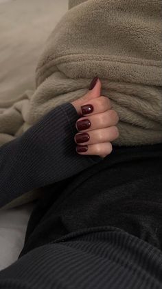 Dark Red Nails, Smink Inspiration