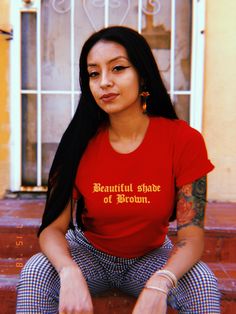 Chicana LA street fashion Estilo Chola, Chica Chola, La Street Style, Chola Girl, Chola Style, Chicana Style, 90s Fashion Women, 90s Hip Hop Fashion, Latina Fashion