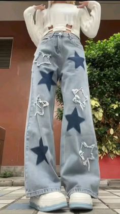 Baggy Jeans Style Ideas, Star Painted Jeans, Cute Star Outfits, Y2k Fashion Jeans, Jeans With Designs On Them, Cyan Clothes, Cool Jeans Design, Designs On Jeans, Jeans Design Ideas