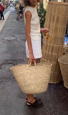 A women wearing an all white outfit with linen mini skirt and feminine muscle shirt Jcrew 90s Summer, South Carolina Summer Outfits, Swedish Fashion Summer, Linen Clothes Aesthetic, Scandinavian Summer Style, Scandinavian Summer Outfit, Scandinavian Fashion Summer, 카페 인테리어 디자인