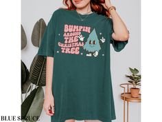 Celebrate the season in style with this retro-inspired "Bumpin' Around the Christmas Tree" maternity shirt! Featuring a cute cartoon Christmas tree and fun, wavy lettering, this festive tee is perfect for any mom-to-be who loves vintage holiday vibes. The comfy, relaxed fit makes it great for wearing to holiday gatherings, baby showers, or just around the house as you get into the Christmas spirit. Whether you're announcing your pregnancy or simply embracing the holiday joy, this shirt is a must Wavy Lettering, Christmas Pregnancy Announcement, Christmas Pregnancy, Maternity Shirt, Cartoon Christmas, Holiday Vibes, Maternity Tees, Pregnancy Shirts, Vintage Holiday