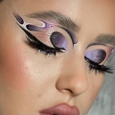 Fall Aesthetic Makeup, Crazy Eyeshadow Looks, Makeup For Deep Set Eyes, False Lashes Natural, Creative Eyeshadow, Eyeliner Eye Makeup, Eye Makeup For Hooded Eyes, Rave Ideas