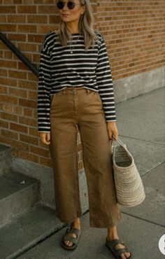 Styling Wide Leg Pants, Birkenstock Outfit, Minimalist Moda, Windows Ideas, Style Wide Leg Pants, Mode Inspiration, Spring Summer Outfits, Outfits Casuales, Moda Fashion