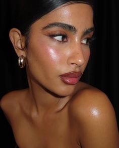 Brown Girl friendly makeup ideas Simple Makeup Looks Glowy, Bridesmaid Makeup Glowy Bronze, Brown Eye Color Makeup, Clean Girl Prom Makeup, Natural Edgy Makeup, Your Skin But Better Makeup, Dewy Soft Glam Makeup, Medium Coverage Makeup, Fall Makeup Looks Black Women