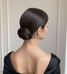 Medium Updo Hairstyles Bridesmaid, Bun Hairdo Wedding, Slicked Back Updo Wedding Hairstyles, Aristocratic Hairstyles, Slick Bridal Hair, Sleek Bun For Wedding, Wedding Hair Sleek Bun, Sleek Hair Wedding, Hairdo Wedding Bridesmaid