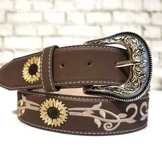 Flaunt your casual style with this beautiful sunflower belt!  this belt comes with snaps to easily remove the buckle.  This belt is perfect for dressing up or down, and it's sure to add a touch of bohemian-chic style to any outfit. Vintage vibe and Western-inspired design. *HANDMADE  with love and care with the help of talented artisans for an authentic look. *Sunflower   embroidery design, engraved classic buckle *Features snaps for easy REMOVAL  OF THE BUCKLE  🌻Width:35 mm   1 1/2 inch 🌻Buck Sunflower Belt, Sunflower Embroidery, Belt Western, Belt For Jeans, Cowgirl Belts, Embroidered Belt, Bohemian Chic Fashion, Handmade Belts, Outfit Vintage