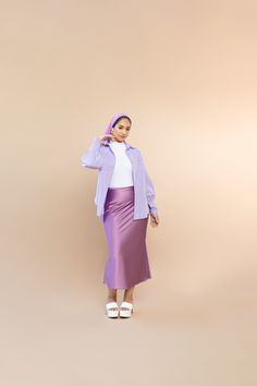 Midi Satin Skirt, White Satin Skirt, Modest Spring Outfits, Satin Skirts, Outfits Modest, Workwear Fashion, Church Outfits, Cute Sandals, Satin Skirt