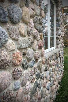 there is a stone wall with many rocks on it