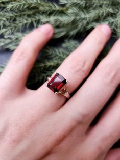 Anillo único de granate rojo de Burgandy anillo de granate | Etsy Red Garnet Rings For Valentine's Day, Elegant Red Ruby Ring For Gift, Classic Red Birthstone Ring, Classic Red Birthstone Jewelry, Red Open Ring For Valentine's Day, Classic Red Rings For Valentine's Day, Classic Red Jewelry Ring, Classic Red Jewelry As A Gift, Fine Jewelry Garnet Ring