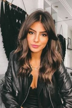 IT GIRL HAIRSTYLE CURTAN BANGS Bangs With Medium Hair, Haircuts Straight Hair, Long Hair With Bangs, Haircuts For Long Hair, Curtain Bangs, Medium Length Hair Cuts, Hair Day, Hair Looks, Medium Length Hair Styles