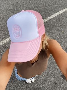 It's baaaack! I didn't forget about the Strawberry Trucker hat! And clearly neither did you. It's officially back & version 2.0 is cuter than ever. I'm obsessed with this light pink color. It's the perfect pop of color to add to all of your neutral fall fits. You'll want to get your hands on this hat ASAP as I'm expecting it to sell out quickly! Preppy Hat, Trucker Hat Outfit, Hat Aesthetic, Hat Outfit, Trendy Hat, Pink Hat, Outfits With Hats