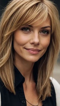 15 Mom Haircut Ideas to Spice Up Your Look! - TecArticles Trendy Mom Haircut, Cute Mom Haircuts, Gray Hair Growing Out, Brown Hair With Blonde Highlights, Trendy Mom, Mom Hairstyles